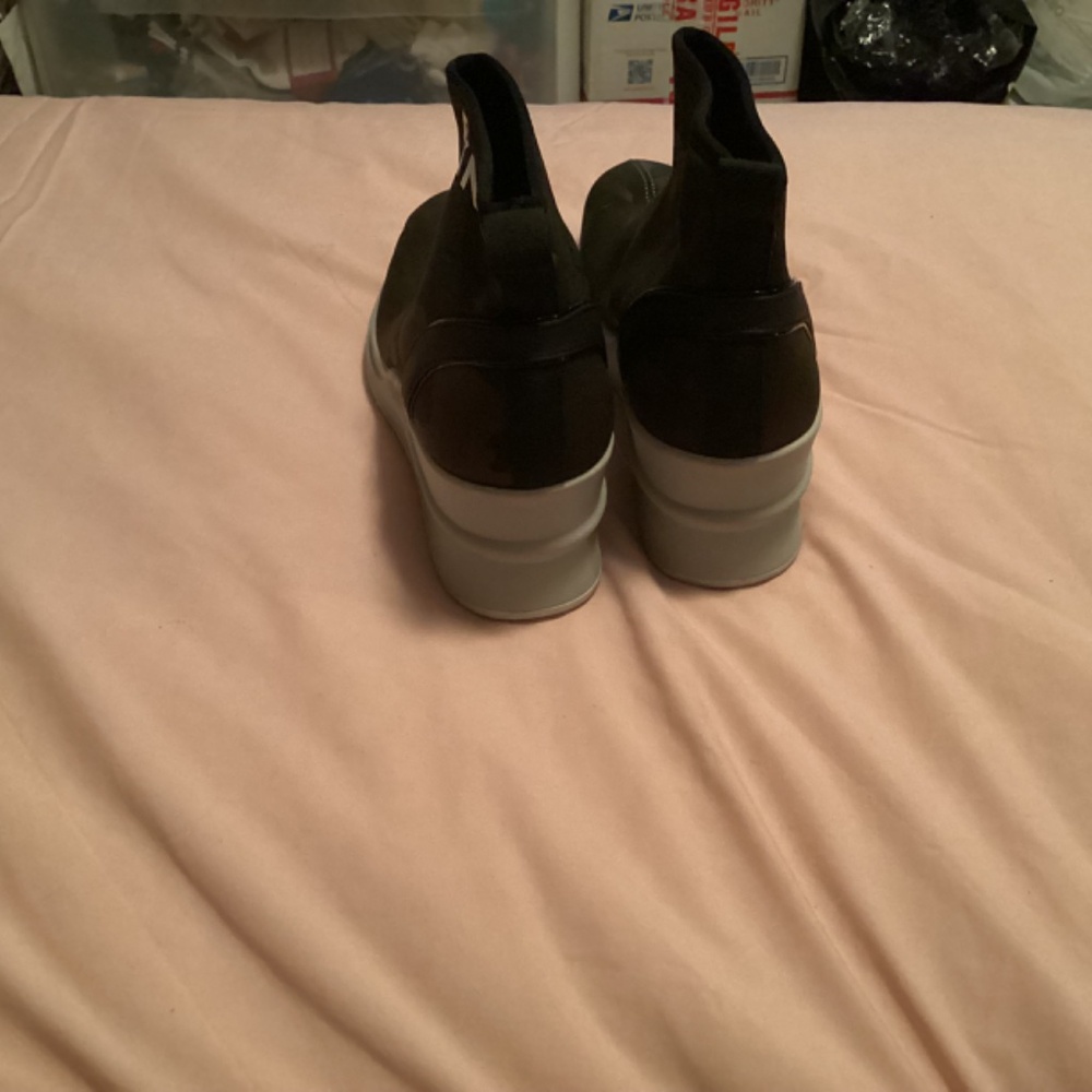 Shoes - Picture 4 of 4